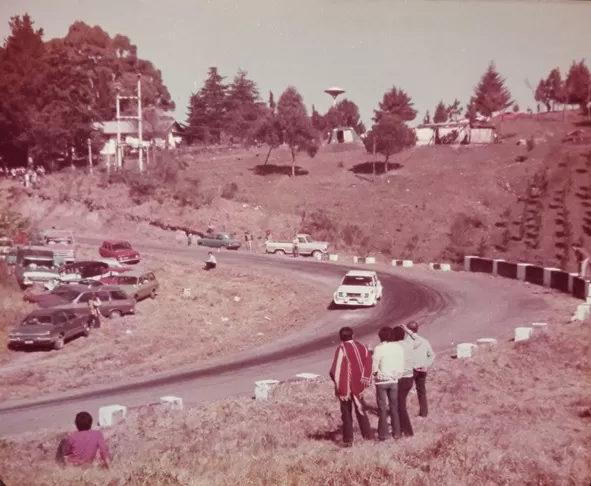EN LOS CERROS TUCUMANOS. El Fiat de Reutemann avanza en el Codasur 81. 