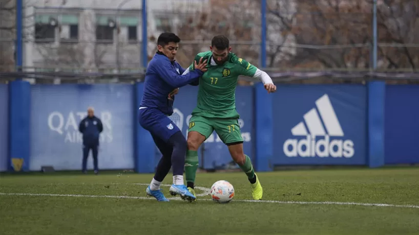 A CARA DE PERRO. Abel Bustos hace todo lo posible para detener la marcha de Cauteruccio, de Aldosivi. El volante central jugó de entrada en el equipo de suplentes.