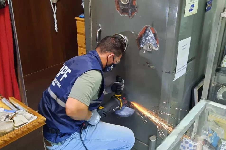 CON AMOLADORA. Un perito trata de abrir la caja fuerte de una joyería para recrear la escena del robo. Foto: Prensa MPF