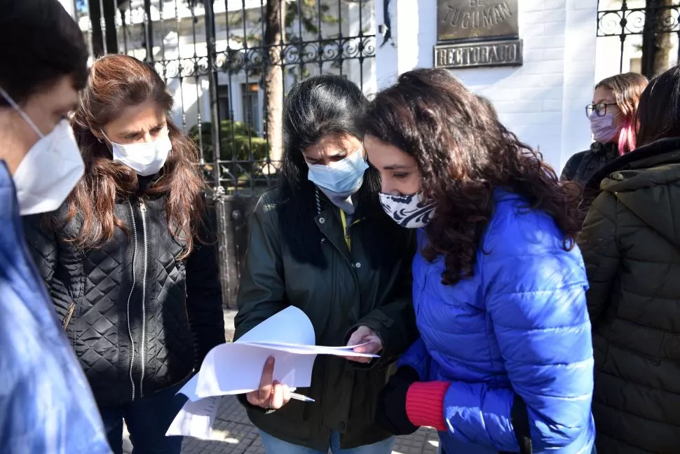 NOTA. Madres analizan la nota presentada a la UNT hace una semana. 