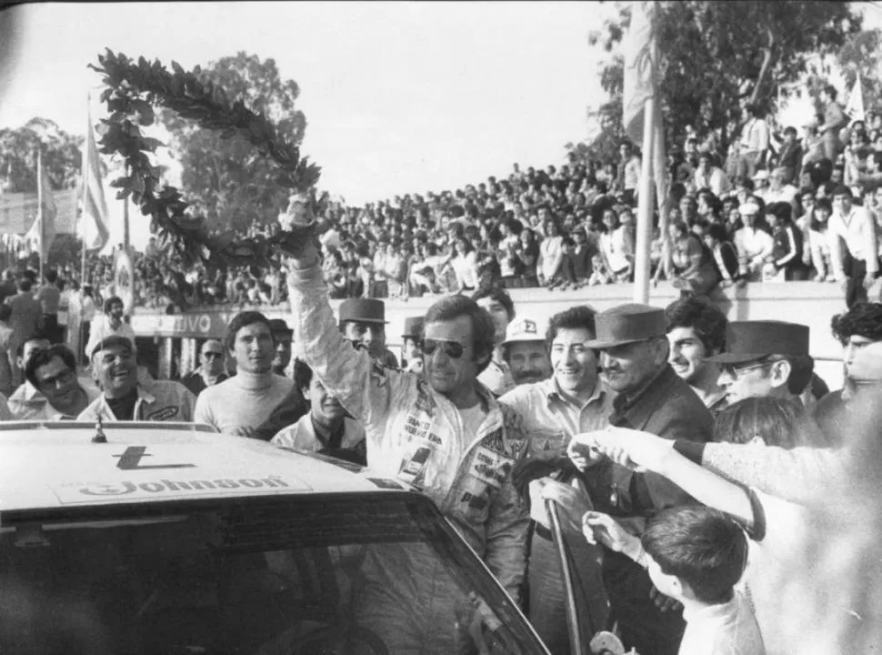OVACIONADO. En el autódromo, con la corona de laureles en alto y el calor popular a pleno. 