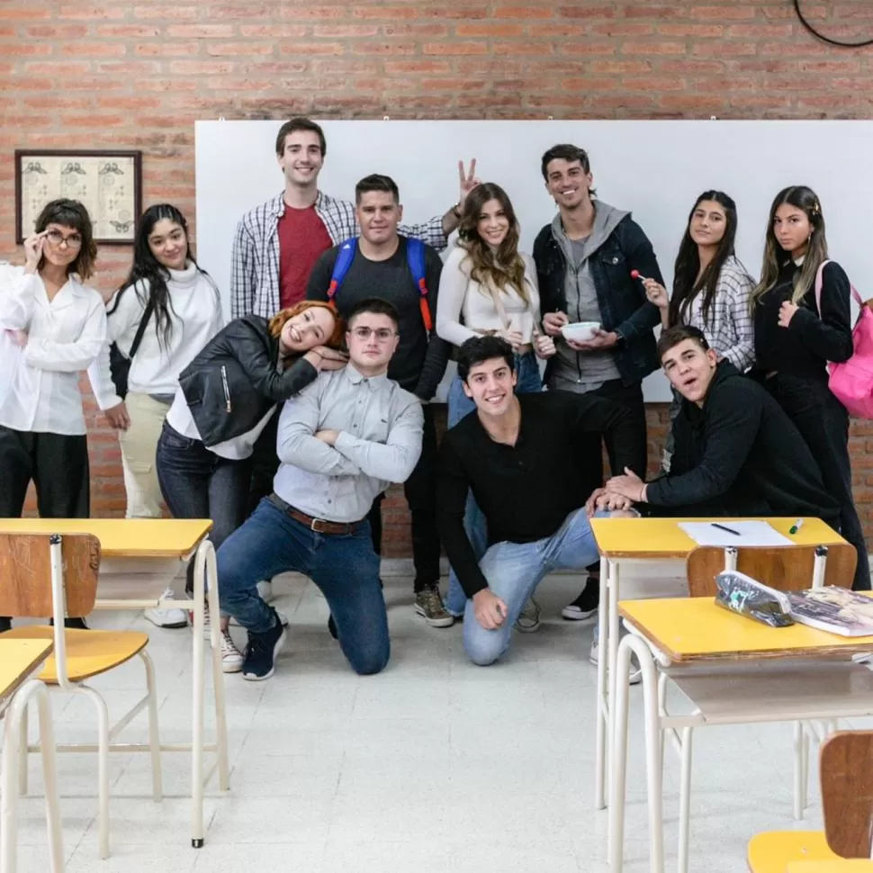 ELENCO COMPLETO. Los alumnos de un sexto año con su profesora pensando en el futuro. 