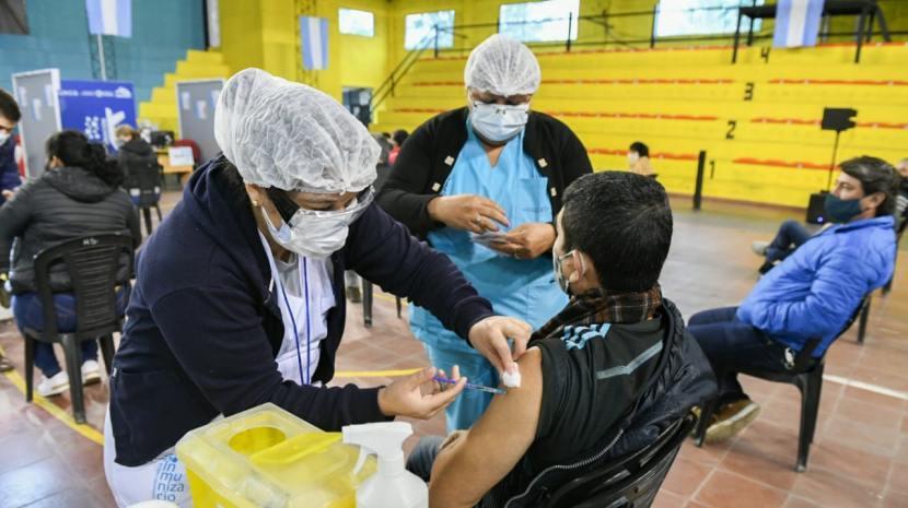 La Facultad de Medicina de la UNT pide a los jóvenes que vayan a vacunarse