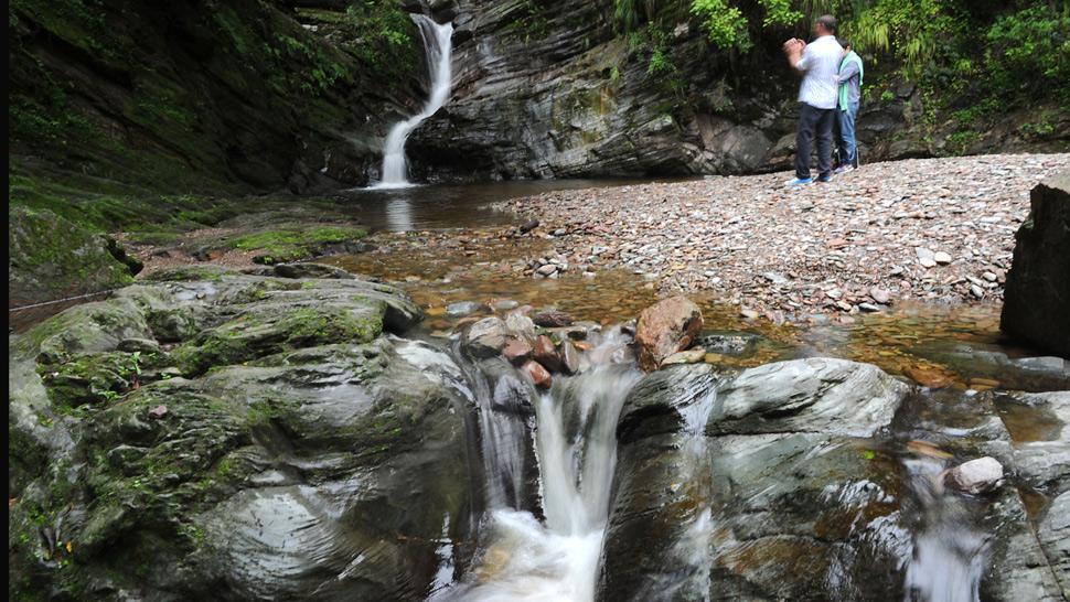  ESPECTACULAR. En medio de la selva, como salida de una postal, aparece la cascada del río Noque. ARCHIVO LA GACETA