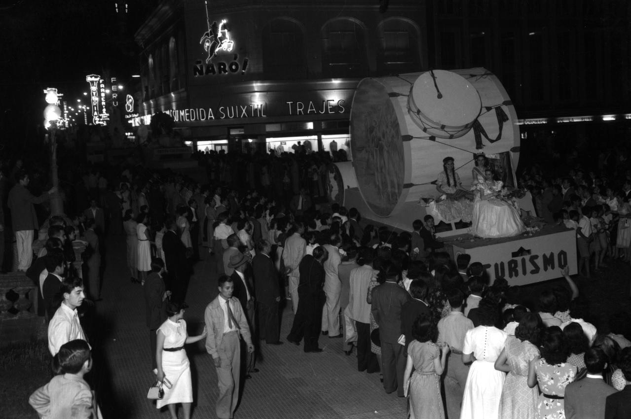 UN CLÁSICO DEL PASADO. Carrozas en la Fiesta de la Zafra,