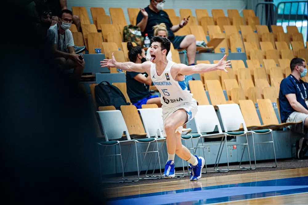 ELGRITO LOCO. El chaqueño Corbalán ya definió el partido y corre a festejarlo con sus compañeros. 