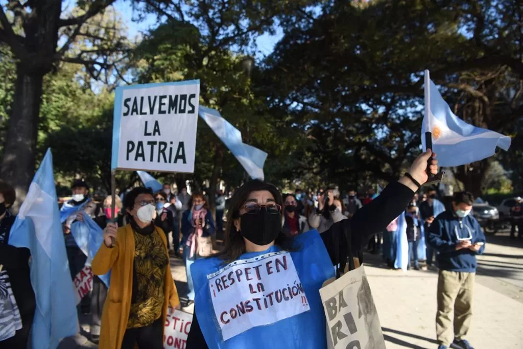 EN LA PLAZA URQUIZA. Manifestantes expresan consignas en reclamo contra políticas del Gobierno nacional. Foto LA GACETA / Juan Pablo Sánchez Noli