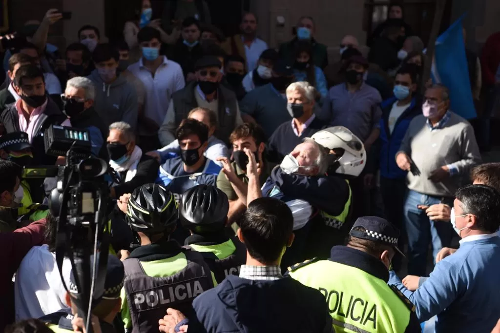 INCIDENTES ENTRE MANIFESTANTES Y LA POLICÍA. Foto de LA GACETA / JUAN PABLO SÁNCHEZ NOLI