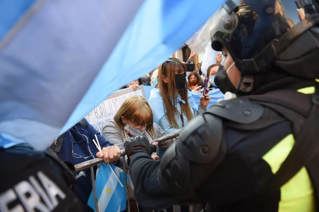 INCIDENTES ENTRE MANIFESTANTES Y LA POLICÍA. Foto de LA GACETA / JUAN PABLO SÁNCHEZ NOLI