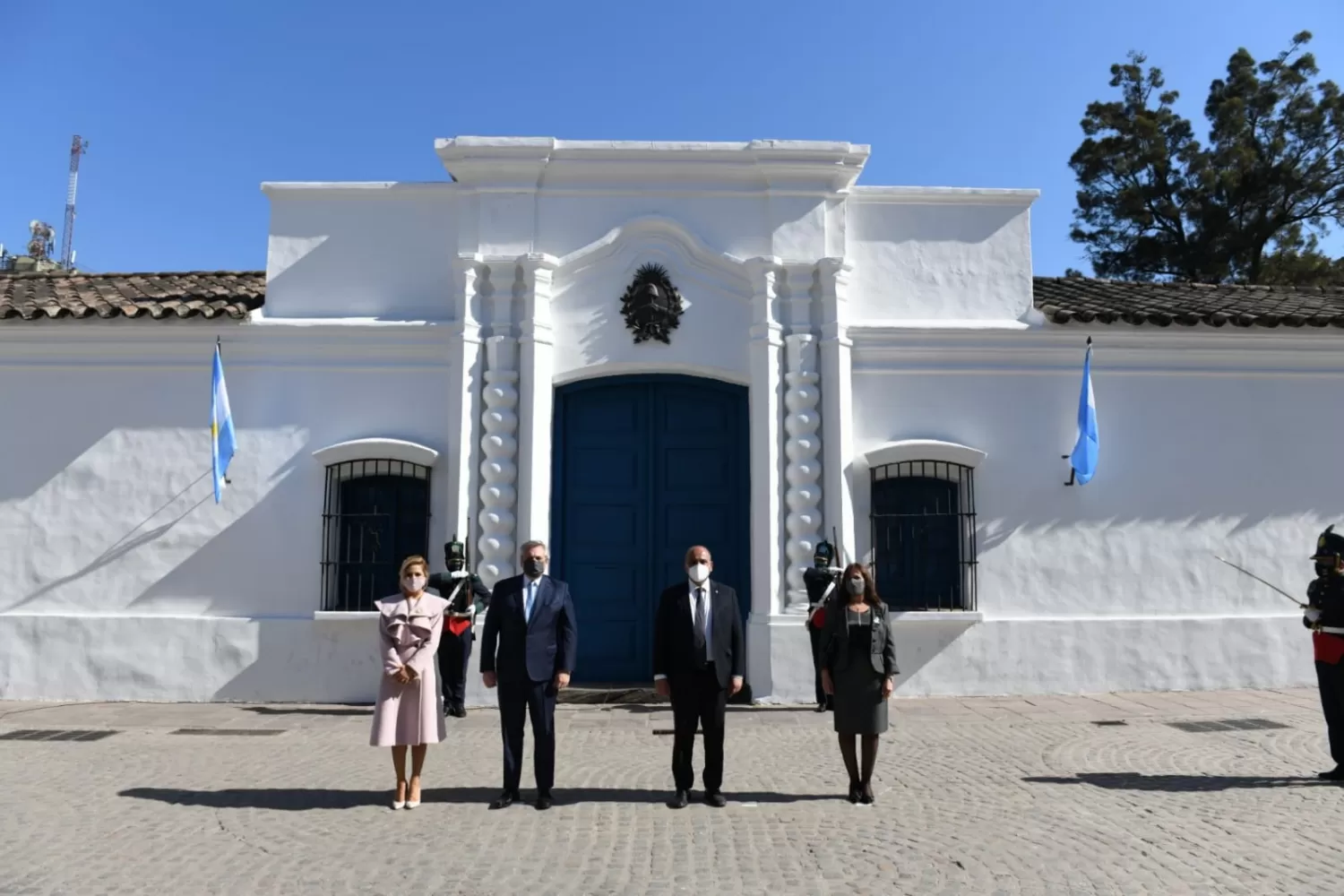 FRENTE A LA CASA HISTÓRICA. Fabiola Yáñez, Alberto Fernández, Juan Manzur y Sandra Mattar Sabio. Foto: Comunicación Pública