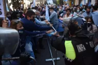 Marcha contra el Presidente en Tucumán: hubo incidentes entre manifestantes y la Policía