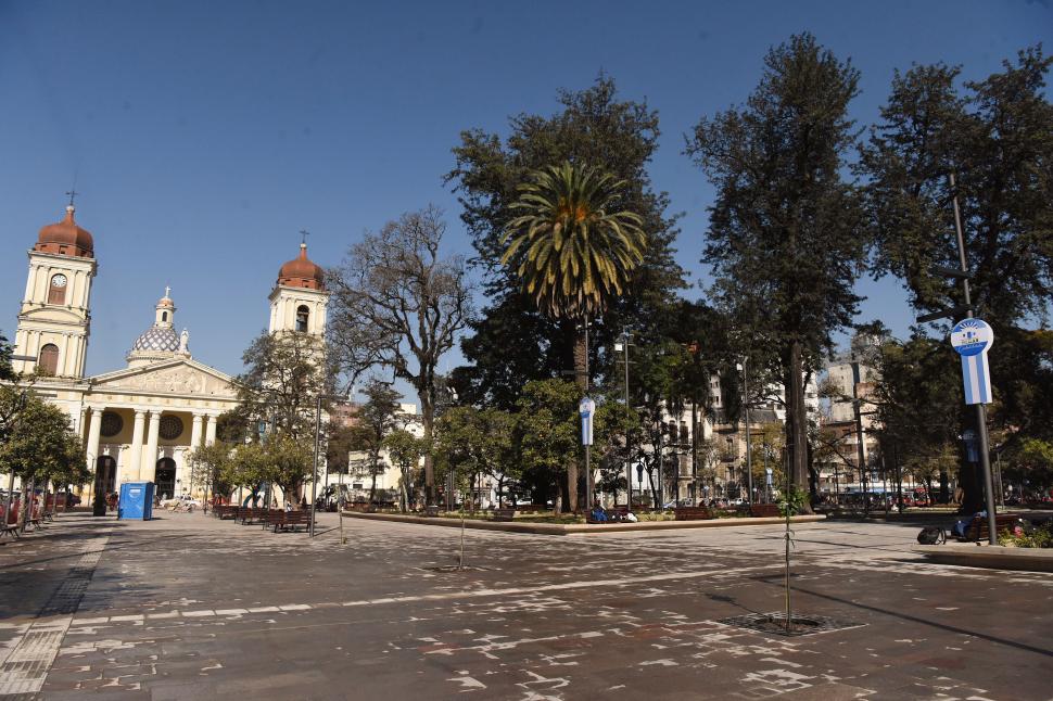 NUEVO SOLADO. Las baldosas se reemplazaron por pórfido (una piedra natural) y se incorporaron bandas podotáctiles para personas ciegas.  