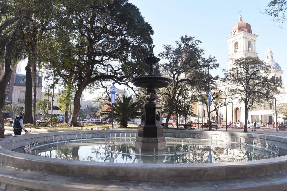 BRILLANTE. Se limpió a fondo la Fuente de los Leones.  