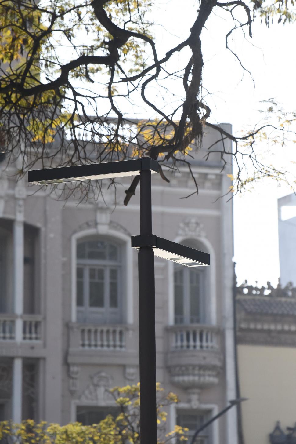 LUMINARIAS LED. La plaza quedó mucho más iluminada que antes.  