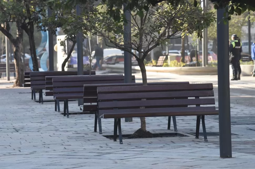 Los nuevos bancos de la plaza Independencia. 