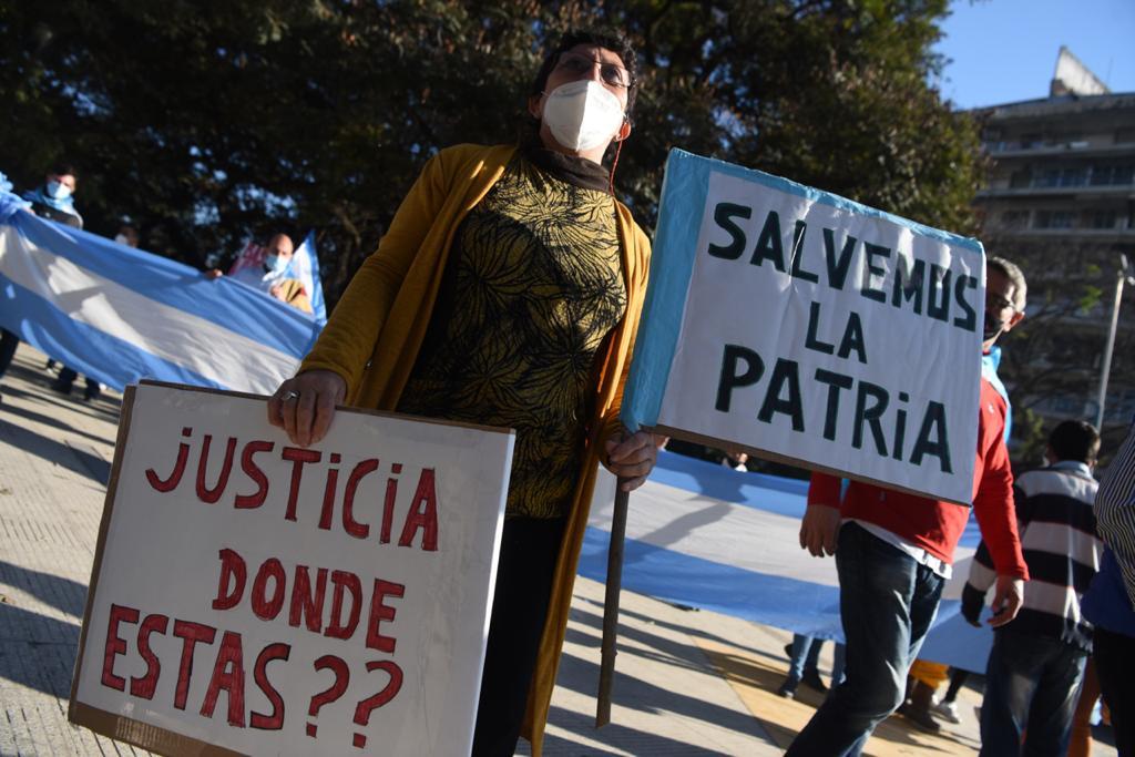 PROTESTA EN LA PLAZA URQUIZA. Foto de LA GACETA / Juan Pablo Sánchez Noli