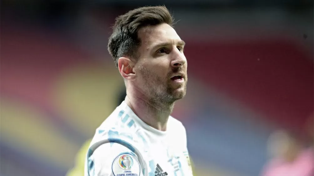 Messi pudo sacarse las ganas de levantar el trofeo en la casa del clásico rival.