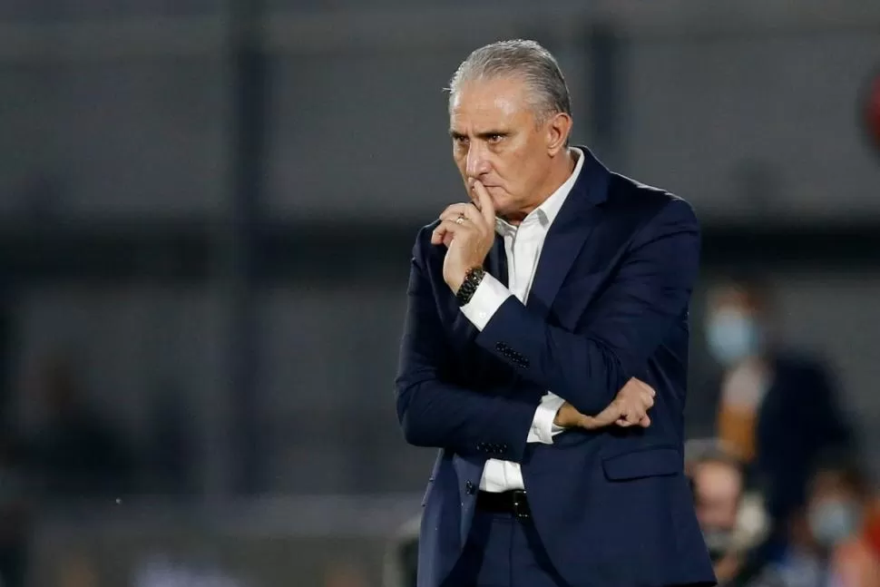 LA EXPERIENCIA. Tite se las ingenia con los jugadores del fútbol local. 