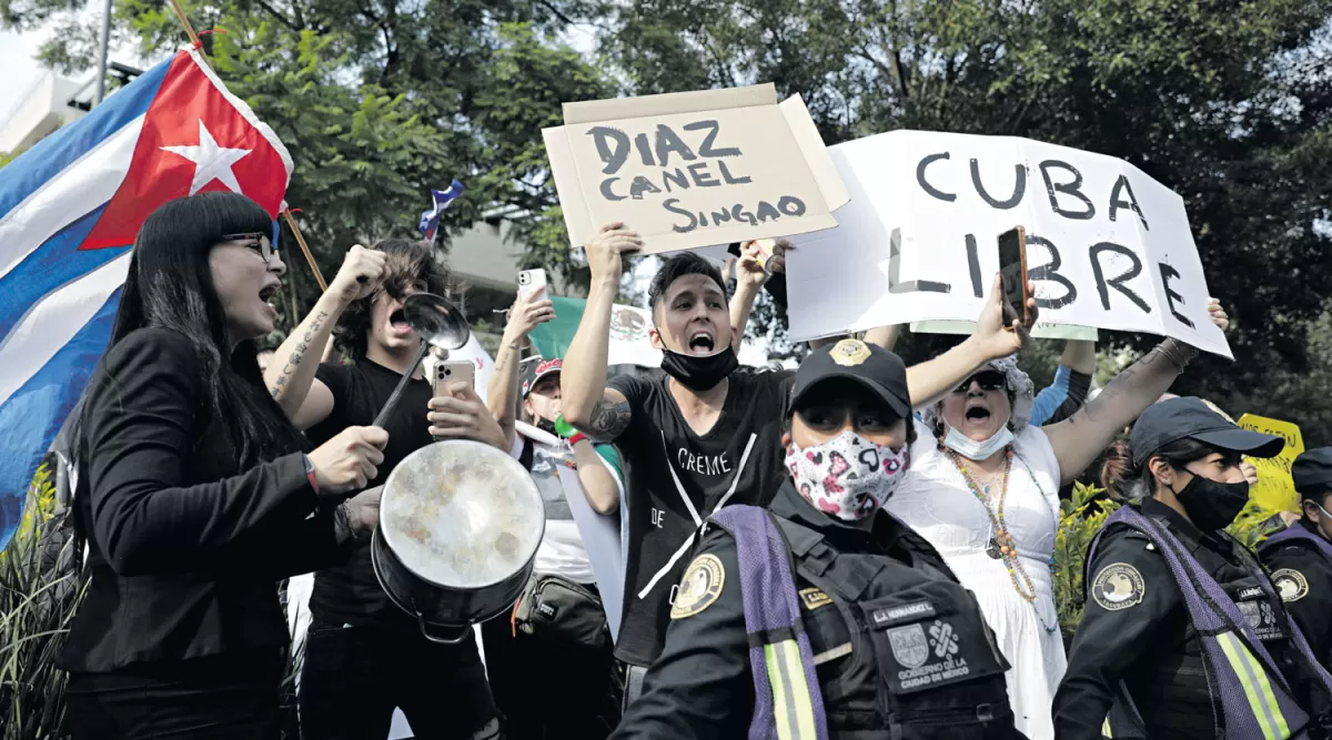 MARCHA. Exiliados reclamaron frente a la embajada de Cuba en México.