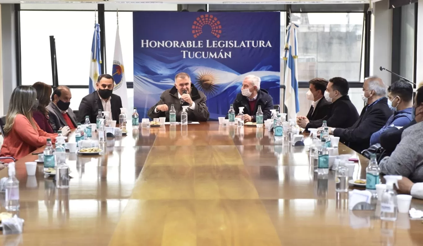 DESDE LA CABECERA. Jaldo, junto al ex legislador Gallito Gutiérrez. Foto: Prensa HLT