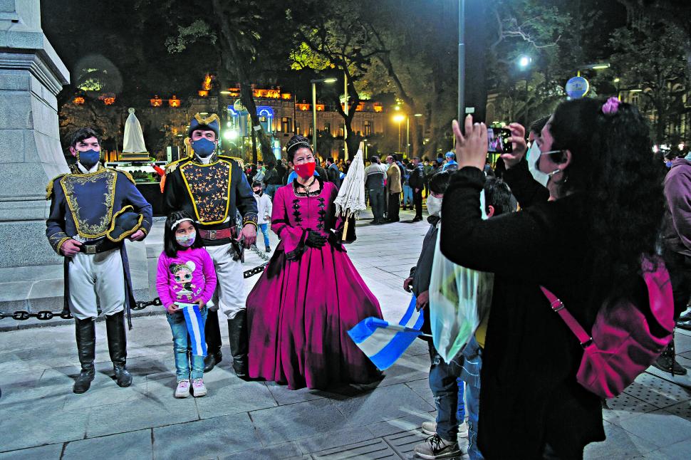 COLONIAL. Una niña posa con tucumanos vestidos como en otra época.