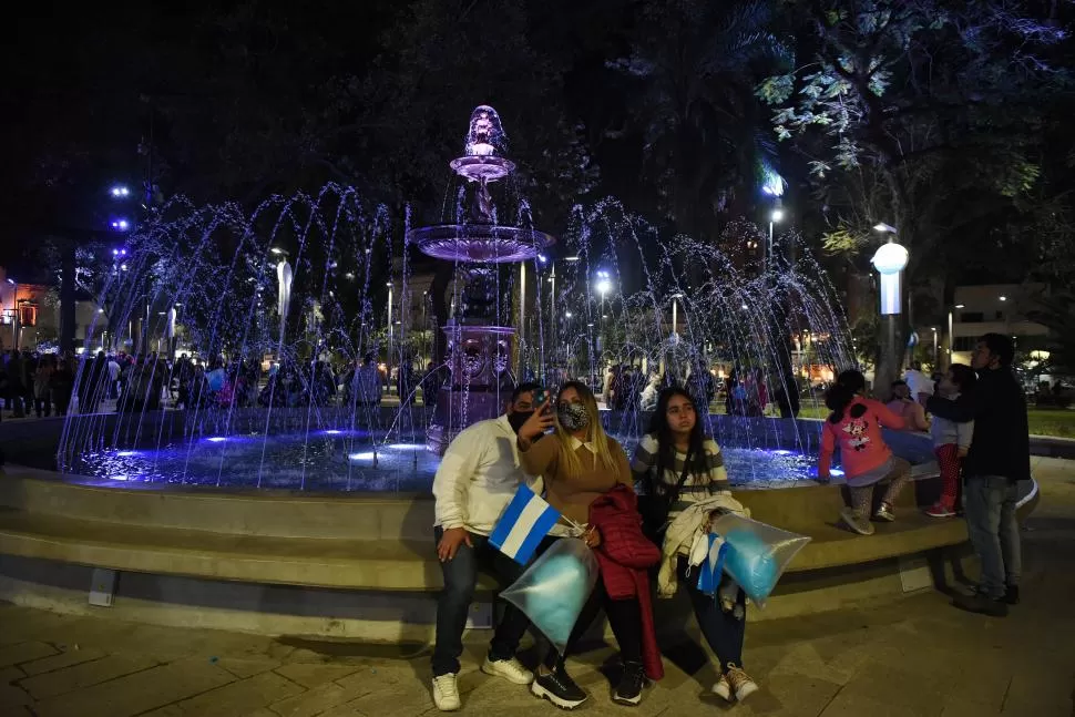 SELFIE. Una pareja guarda el recuerdo con la renovada fuente de fondo.