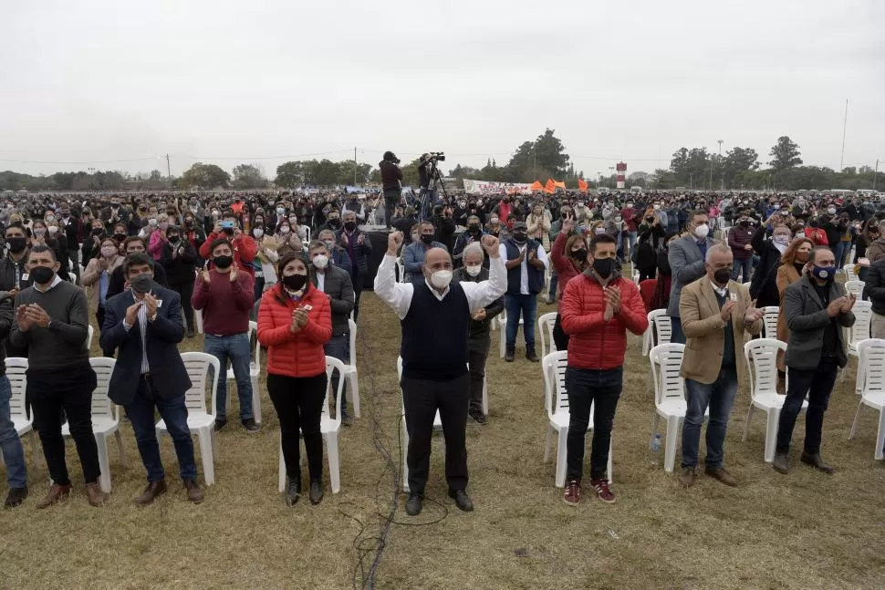 DE PIE. Todos los asistentes, con el gobernador Juan Manzur en el centro, aplauden la presencia virtual del presidente, Alberto Fernández.  