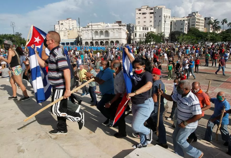 LA HABANA. El mismo día en que se desataron las protestas, también marcharon defensores del Gobierno. reuters