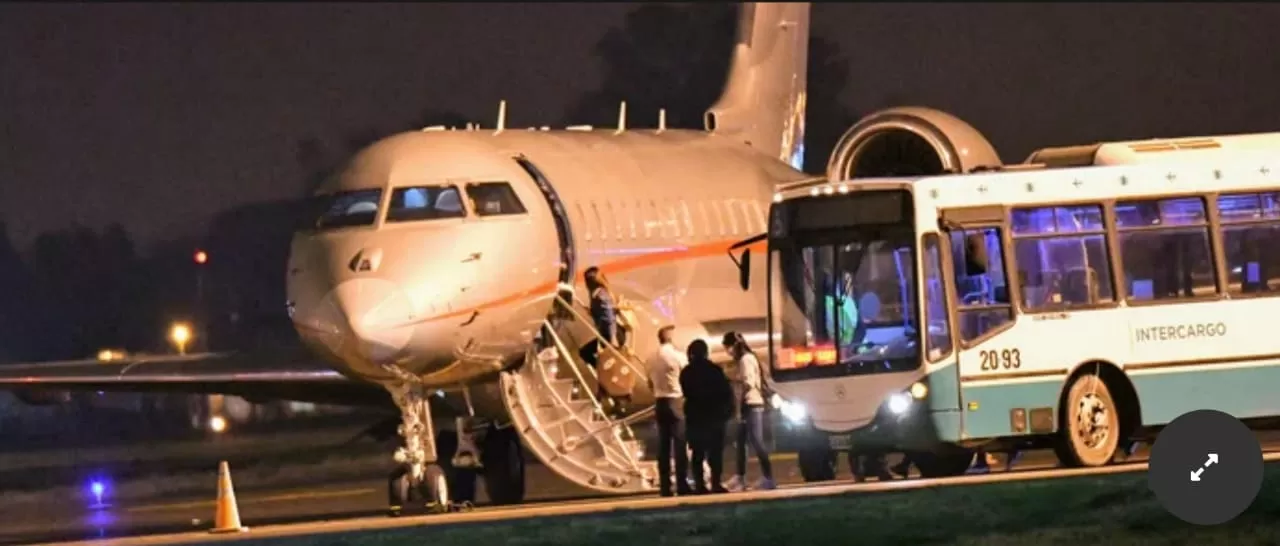 ANOCHE. Antonella Roccuzzo sube al avión en Rosario.