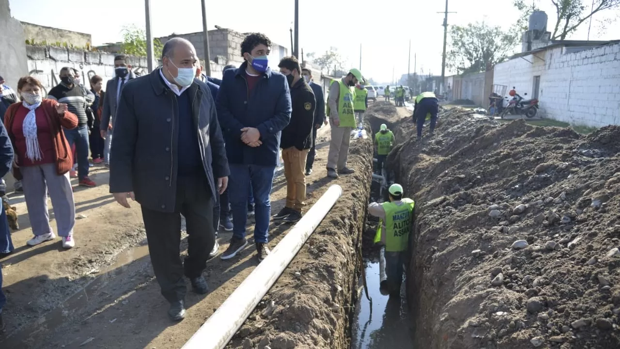 EN BARRIO ALEJANDRO HEREDIA. El gobernador Manzur, durante el recorrido de hoy. Foto: Comunicación Pública