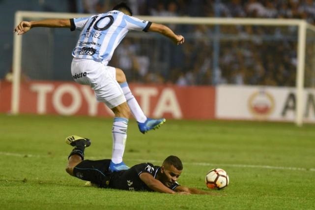 LA JUGADA REVISADA. Gervasio pisó a Alisson de Gremio y, con el VAR, vio la roja. 