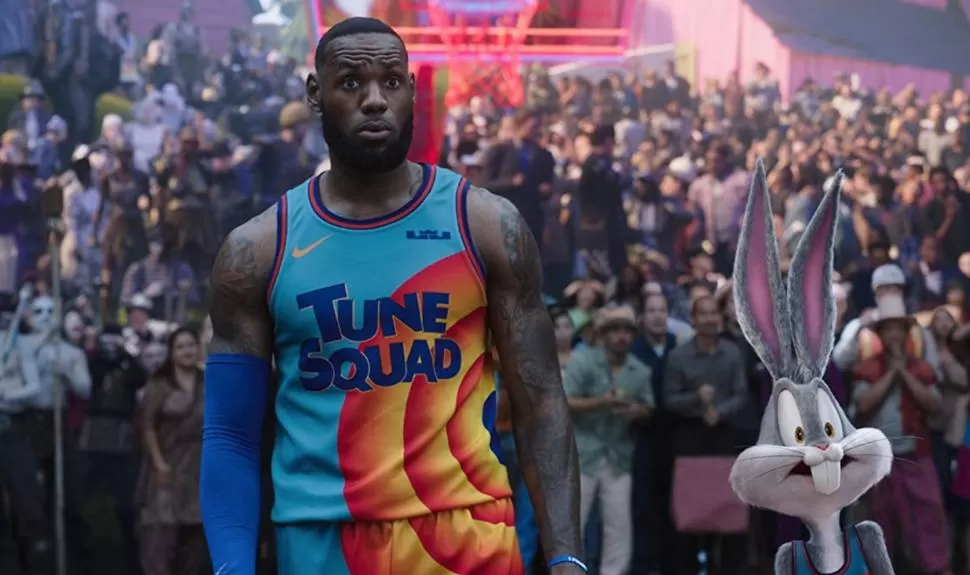 DOS ESTRELLAS. LeBron James brilla en Los Ángeles Lakers y Bugs Bunny, en la pantalla. Ambos protagonizan “Space Jam”, a 25 años de la original. 