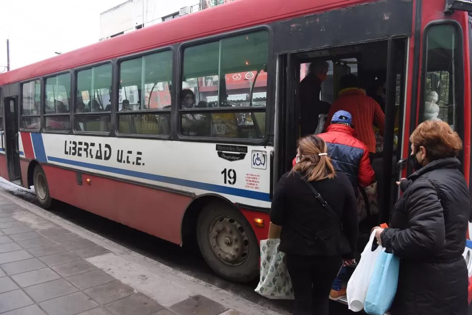 A VOTAR. La medida servirá para que los votantes puedan llegar libremente en colectivo a sus lugares de votación