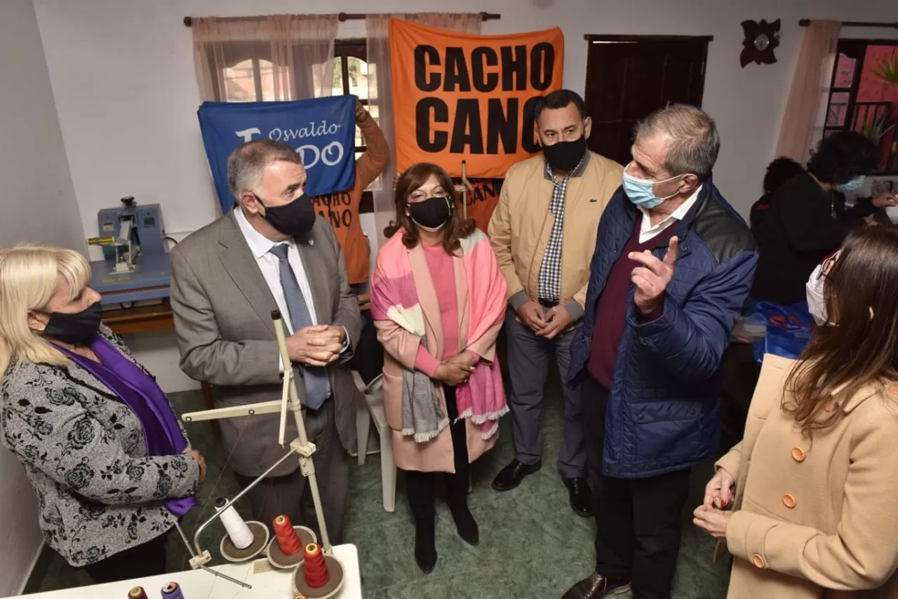 VISITA OFICIAL. Jaldo, junto a legisladores y dirigentes, en la Fundación San Expedito. Foto: Prensa HLT