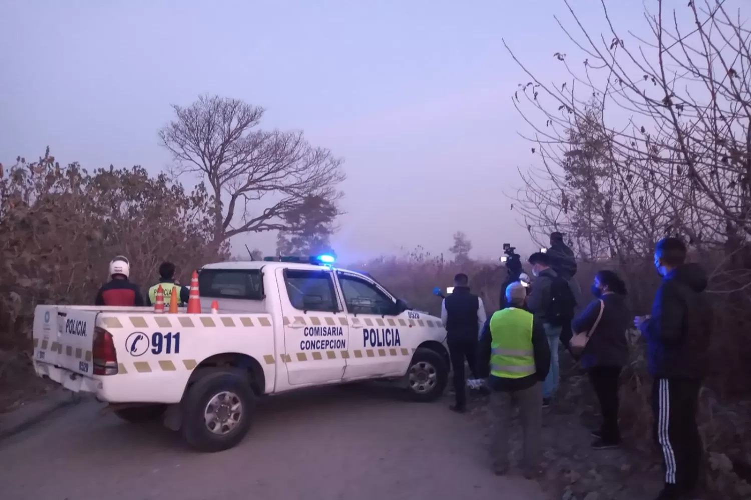 EL LUGAR DEL HALLAZGO. Policías y peritos trabajan en el basural de Concepción.