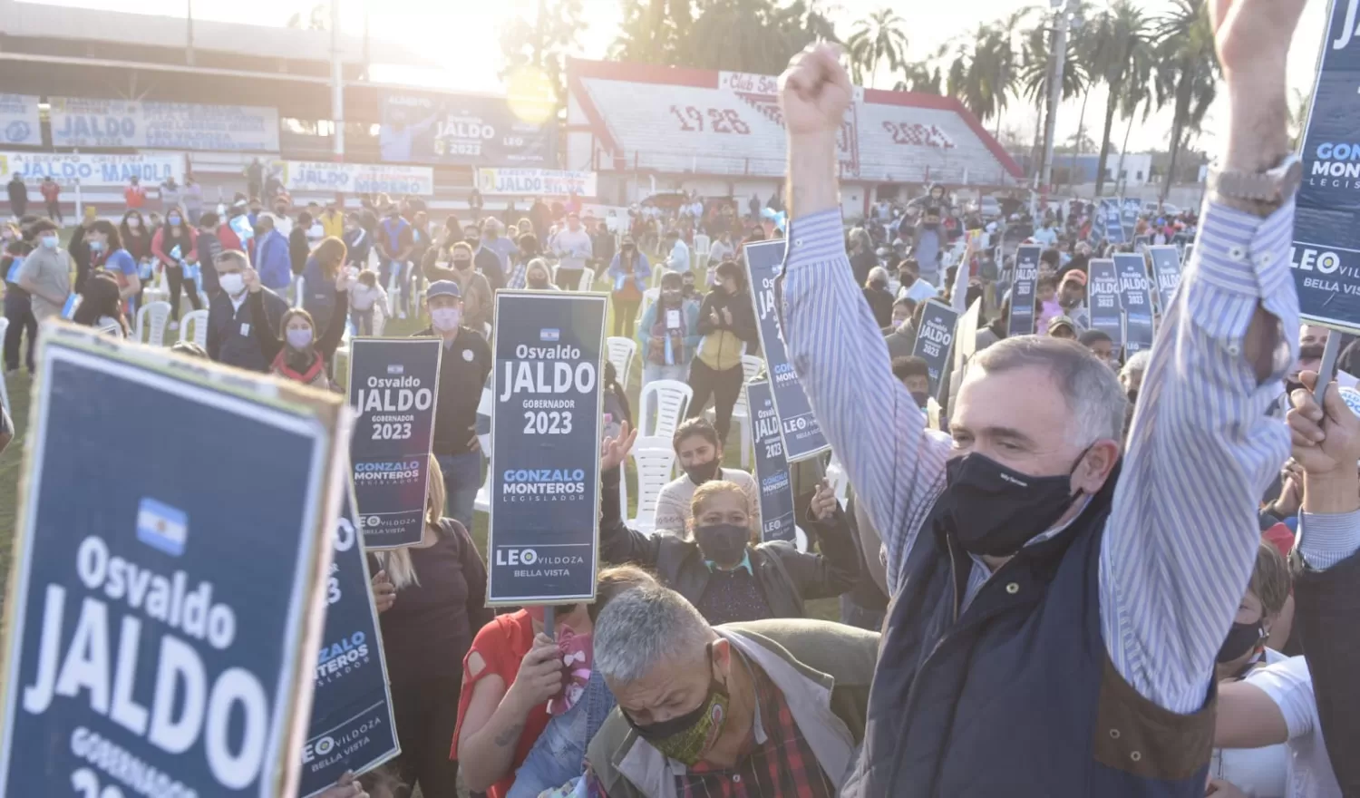 EN BELLA VISTA. El vicegobernador Jaldo fue recibido con pancartas alusivas a 2023. Foto: Prensa HLT