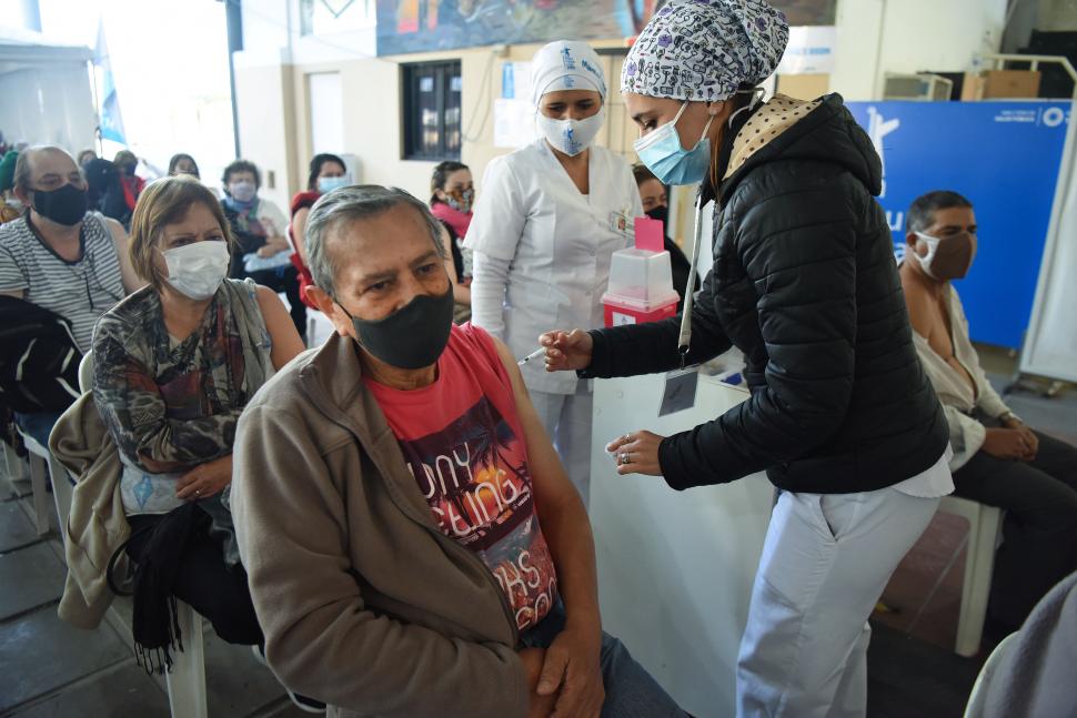 PACIENCIA.Tucumanos esperan para recibir sus dosis en el nodo ubicado en la sede del 107. LA GACETA