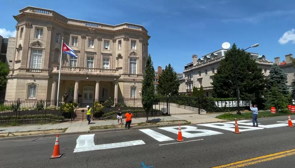 “CUBA LIBRE” Ciudadanos pintan el mensaje en la calzada. reuters