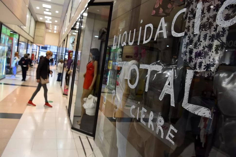 EN PANDEMIA. La prolongada cuarentena de 2020 y la recesión fueron las causas del cierre de comercios. la gaceta / foto de diego araoz 