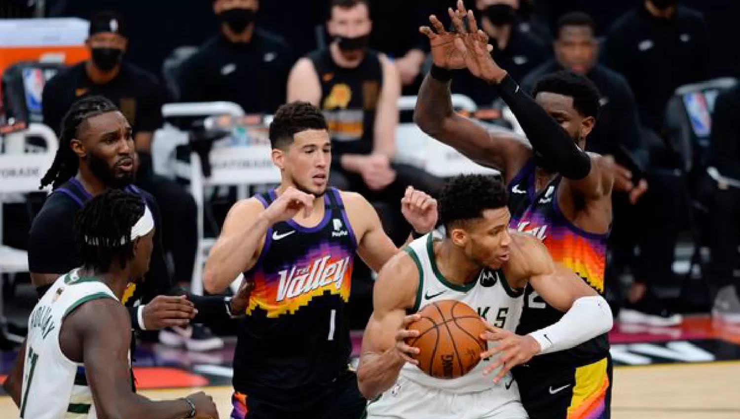 FIGURA. Giannis Antetokounmpo lidera a Milwaukee Bucks que busca su segundo título en 50 años. 