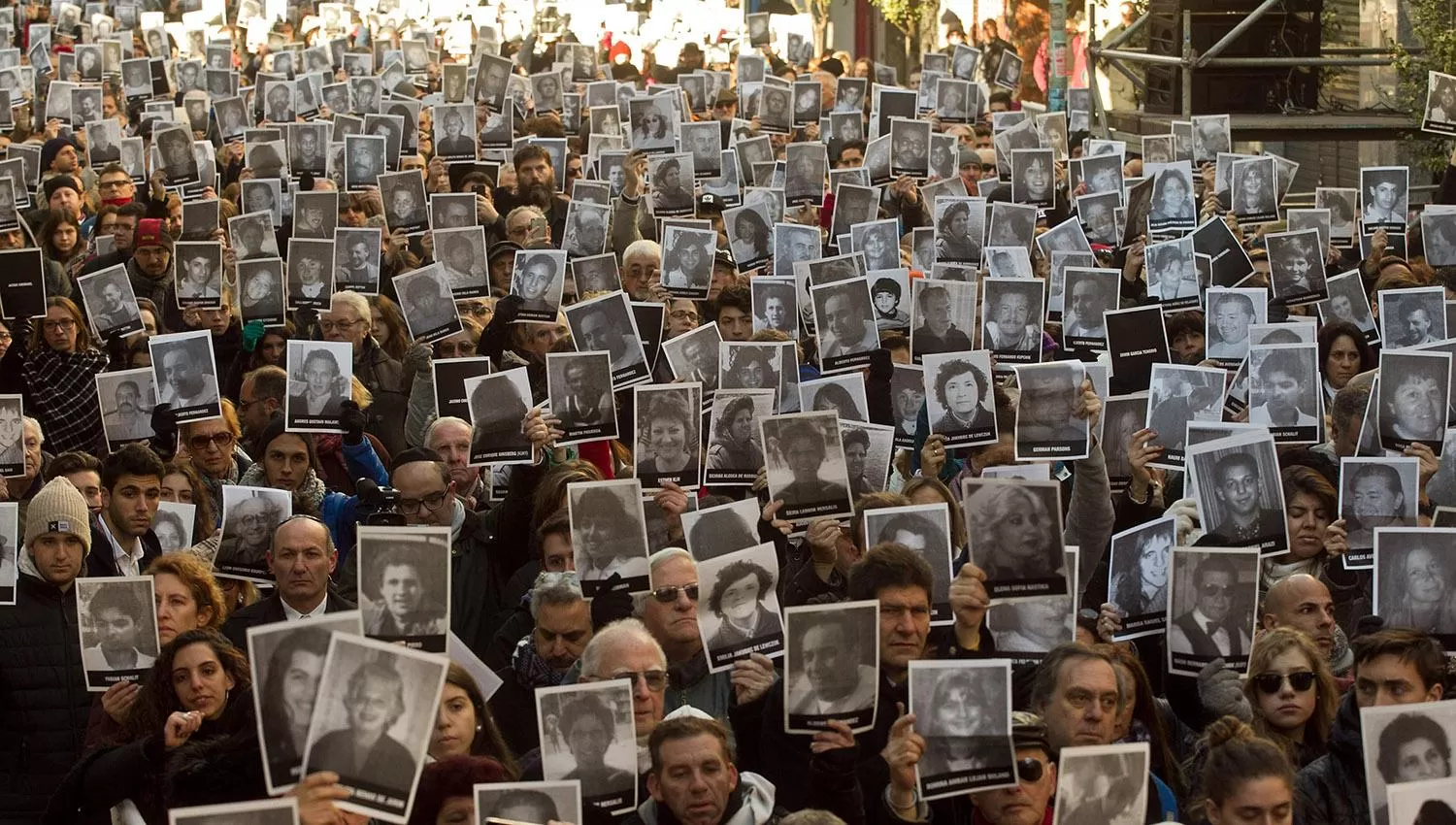 VERDAD Y JUSTICIA. Los familiares de las víctimas del atentado a la AMIA reunidos como en cada aniversario, frente a la sede, en Buenos Aires.