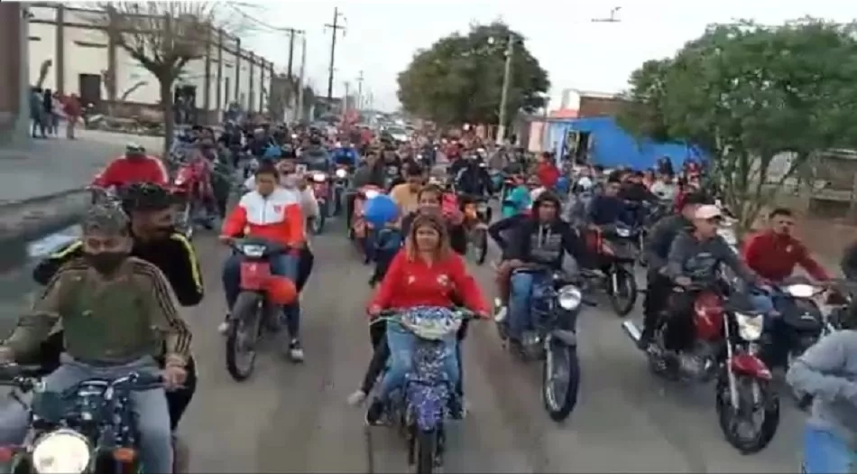 CARAVANA. Los garmendienses acompañaron a Coronel en su llegada al pueblo.  