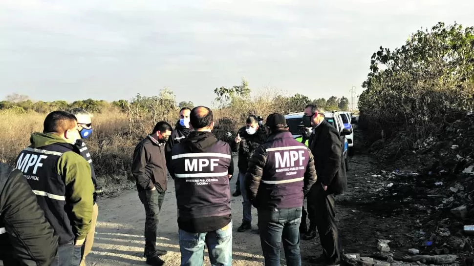 DESCONCERTADOS. Los peritos no pudieron estimar una causa de muerte por el estado del cuerpo. La autopsia reveló que fue por ahorcamiento.  