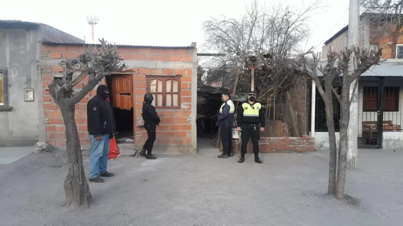 OPERATIVO. Efectivos de la Policía concretaron allanamientos ayer para recapturar a los evadidos. Foto: Prensa Ministerio de Seguridad