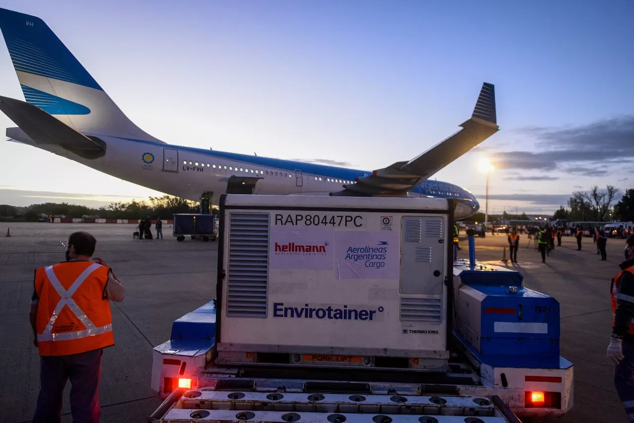 Arribó un vuelo con 768.000 dosis de Sinopharm y Argentina superó los dos millones de vacunas
