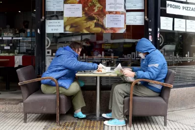 Buenos Aires: evalúan que solo los vacunados puedan entrar a bares y restaurantes