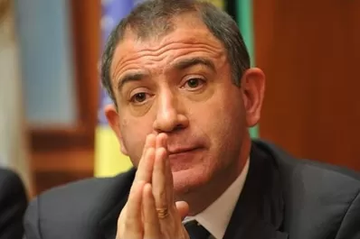 Luis Juez: “Que Vizzotti pruebe los penes de madera con los vacunados Vip”