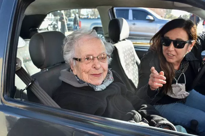 EMOCIÓN. Una mujer de 100 años recibió este lunes la segunda dosis de la vacuna contra el coronavirus. Foto tomada de MinutoUno.com