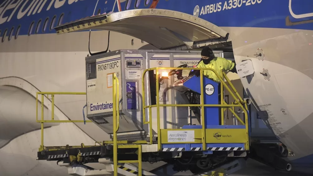 Un vuelo de Aerolíneas trajo de China más de 760.000 dosis de Sinopharm