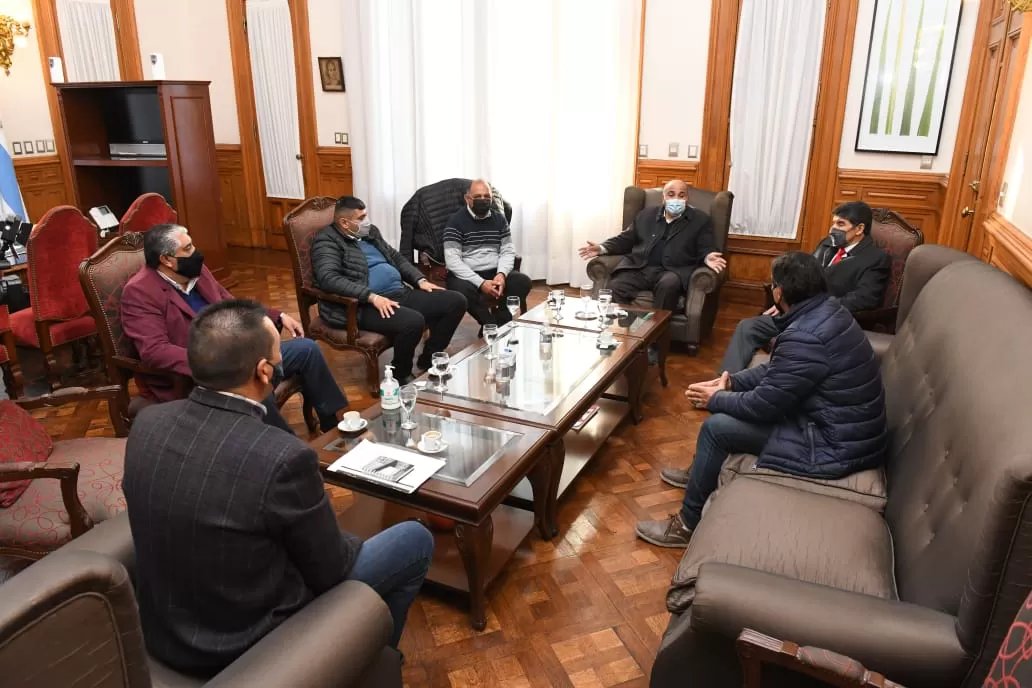 EN CASA DE GOBIERNO. Manzur, junto a comisionados rurales, en su despacho. Foto de Comunicación Pública